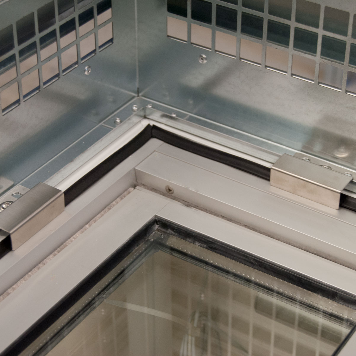 Entrauchungssystem SHEV Flap von Kingspan STG für die sichere Aufzugsschachtentrauchung