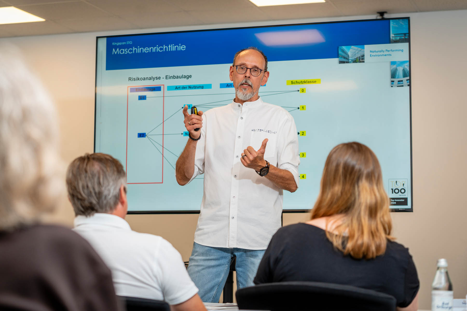 Kingspan STG RWA Sachkundeschulung Basis für Fachkräfte mit praxisnaher Vermittlung von Grundlagen zu Rauch- und Wärmeabzugsanlagen, Sicherheitsanforderungen und Anlagentechnik.