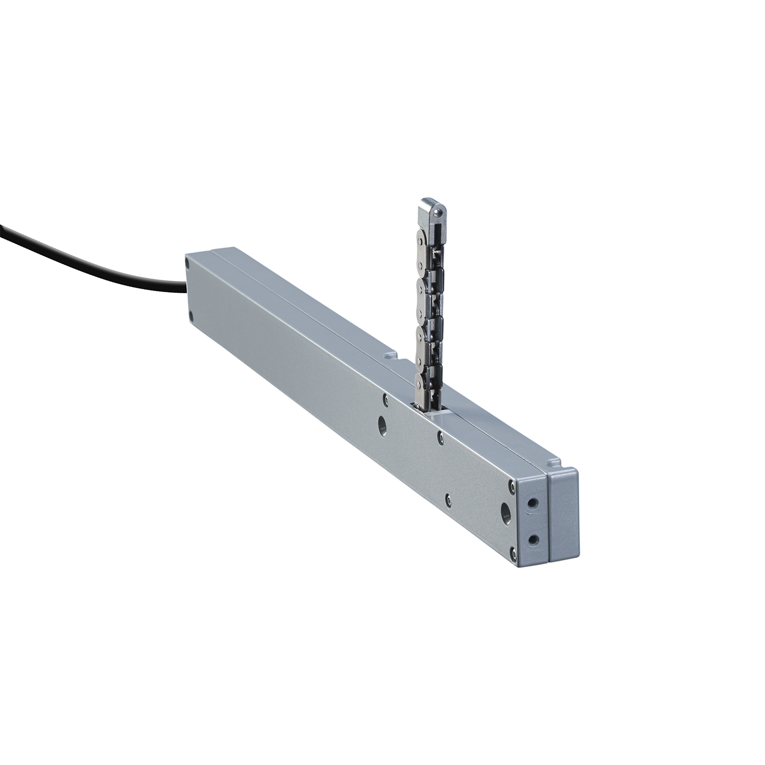 Kompakter Kettenantrieb LM EasyDrive2 für Fenster und RWA-Anlagen, geeignet zur automatischen Öffnung und Schließung von Kipp-, Klapp- und Dachfenstern. Flaches Gehäuse mit ausfahrbarer, rückensteifer Kette, 24V-Anschluss, einstellbare Hublänge von 20–500