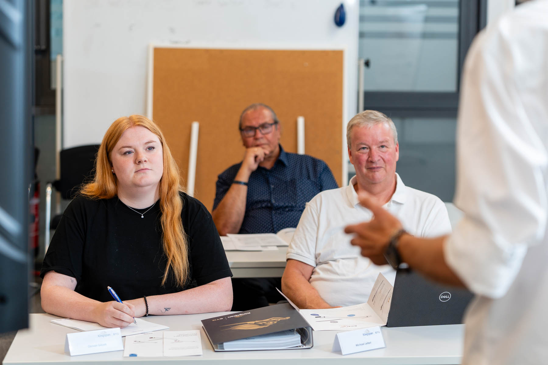 Schulungsteilnehmer während einer RWA-Refresher-Schulung von Kingspan STG mit praxisnaher Auffrischung zu Planung, Wartung und Betrieb von Rauch- und Wärmeabzugsanlagen.